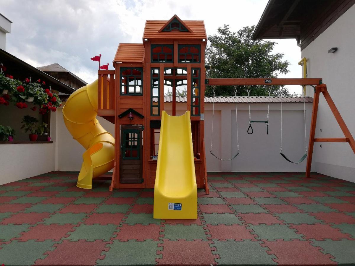 Hotel Buchenland Гура Хуморулуй Екстериор снимка