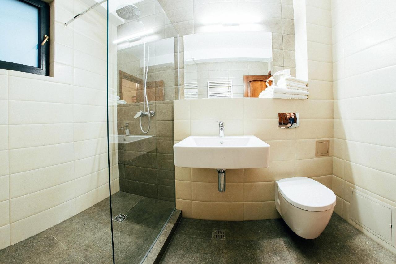Hotel Buchenland Гура Хуморулуй Екстериор снимка